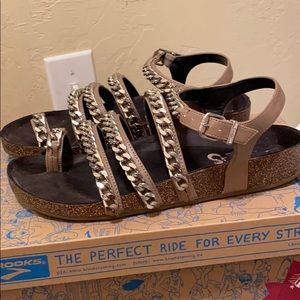 Edgy cork bed sandal with chain on strap